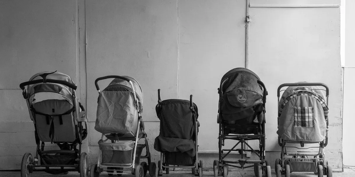 Po stracie nowonarodzonego syna oddałam wszystko, co mu kupiłam, matce błagającej o dziecko – Następnego ranka mój trawnik był pokryty dziesiątkami wózków dziecięcych, każdy z zapieczętowanym pudełkiem